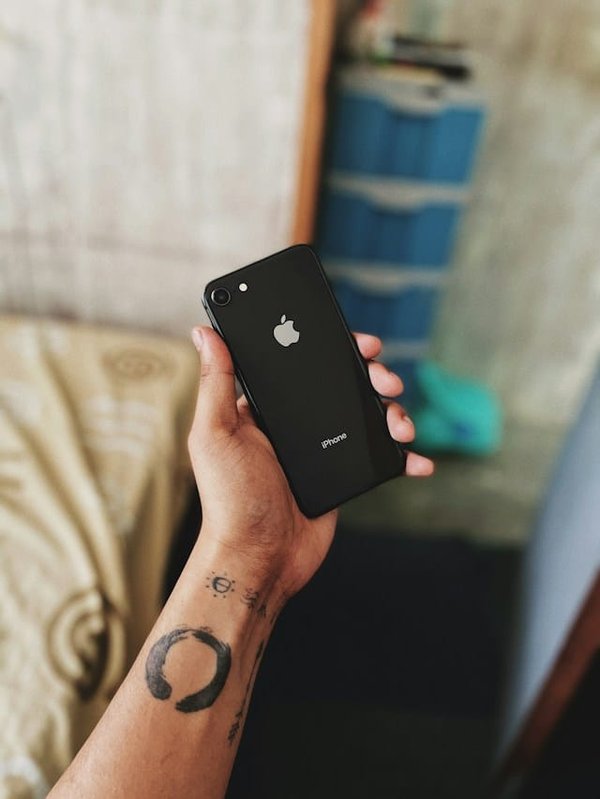 Comment configurer le contrôle parental sur un iPhone 8 pour limiter l'accès aux applications inappropriées ?